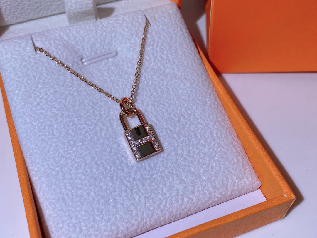 {
  "⭐⭐JeweliWhal]HM ADVANCED NICHE LOCK HEAD NECKLACE DIAMONDS"
}