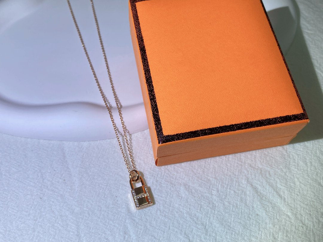 {
  "⭐⭐JeweliWhal]HM ADVANCED NICHE LOCK HEAD NECKLACE DIAMONDS"
}