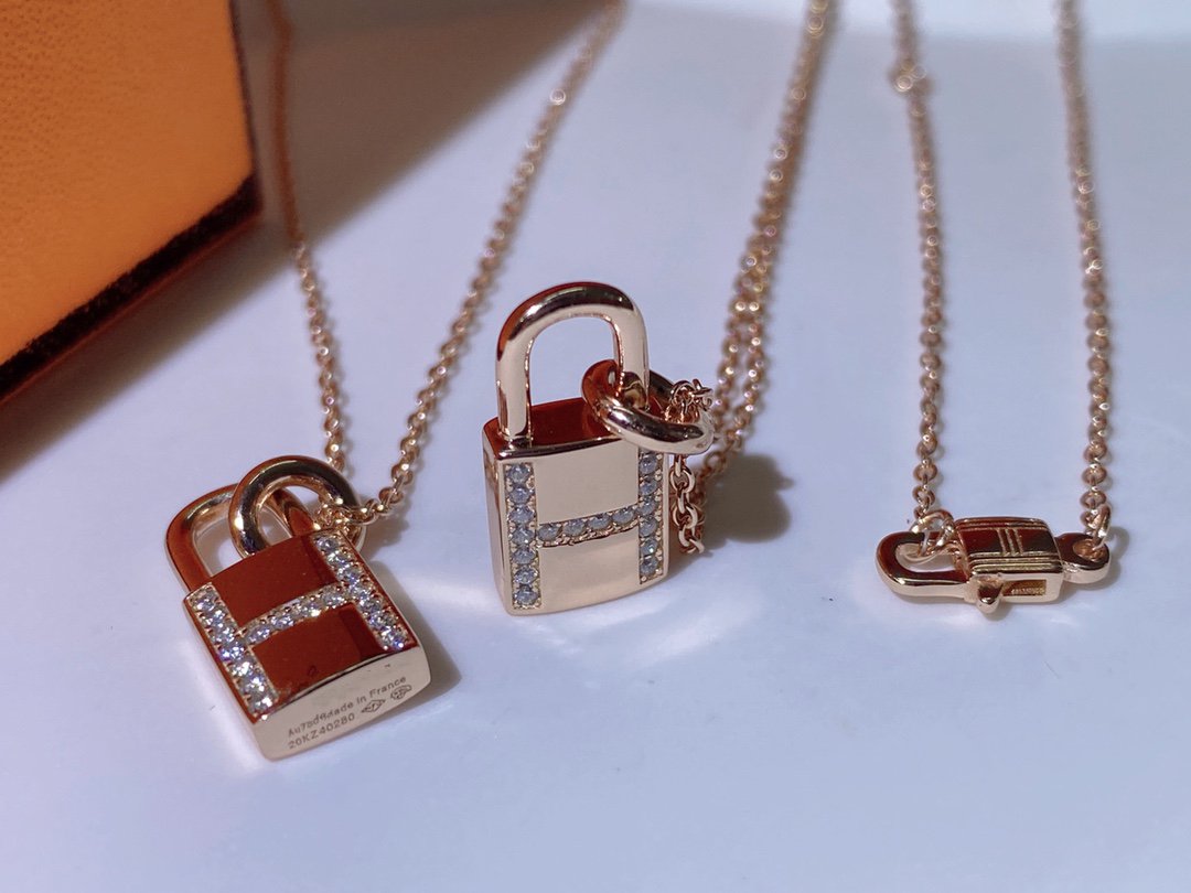 {
  "⭐⭐JeweliWhal]HM ADVANCED NICHE LOCK HEAD NECKLACE DIAMONDS"
}