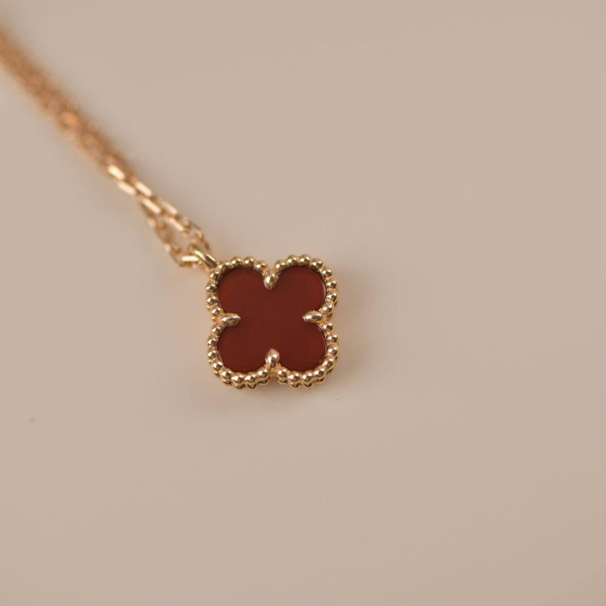 [⭐⭐JeweliWhal]CLOVER MINI 9.5MM WHITE CARNELIANS NECKLACE