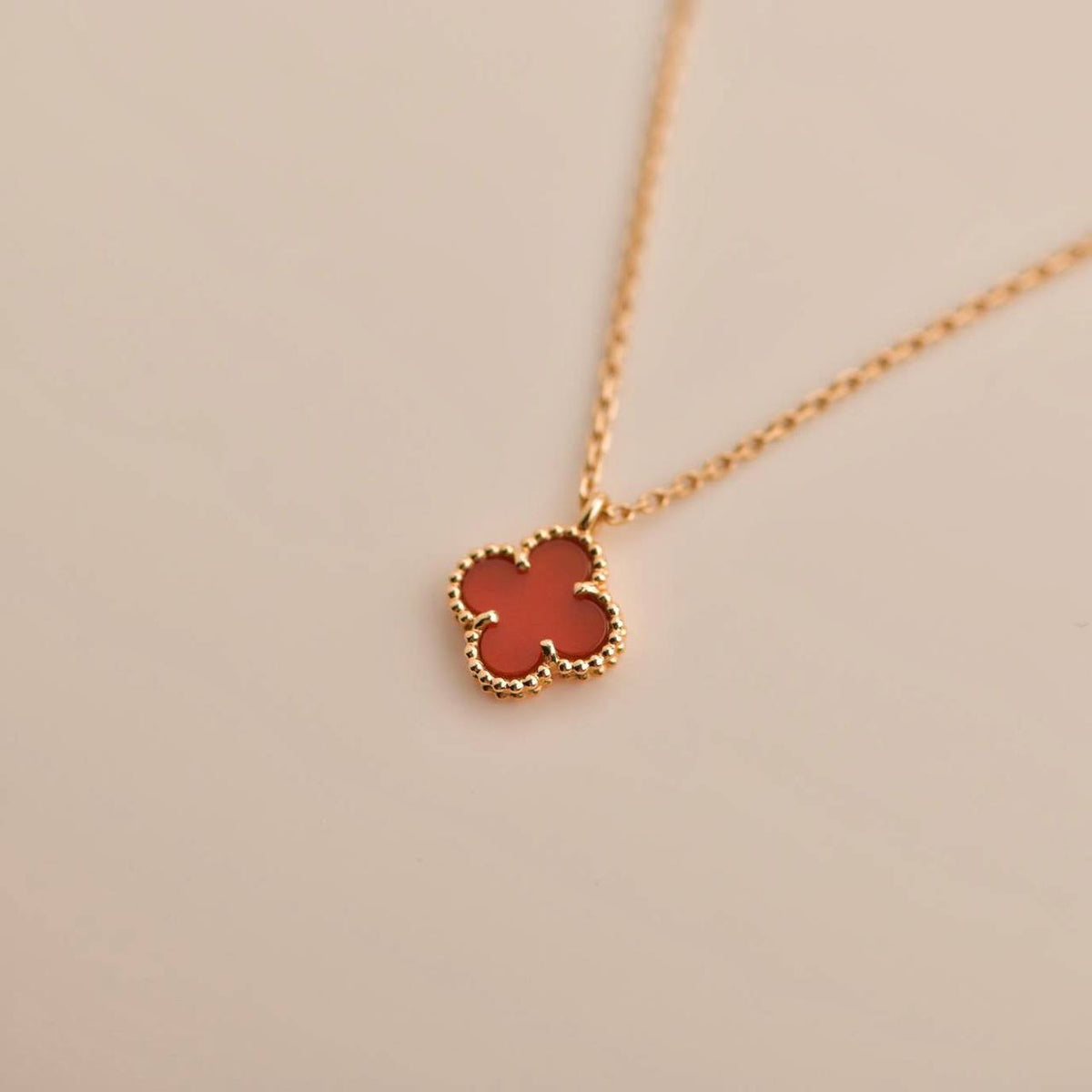 [⭐⭐JeweliWhal]CLOVER MINI 9.5MM WHITE CARNELIANS NECKLACE